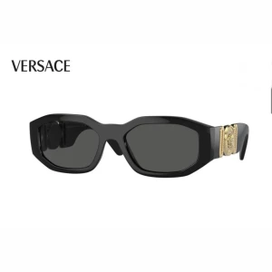 Versace Solglasögon  - I bra skick använd ett par gånger, Box ingår till också