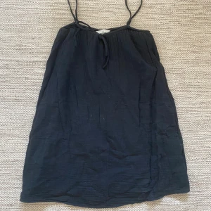 Kort svart klänning  - Kort svart klänning med knyte där fram!🫶🏼