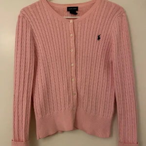 Ralph lauren kofta, stil XL (barnstorlek) - En rosa stickad Ralph Lauren kofta i gott skick.   Frakt tillkommer, men kläder som köps kan samfraktas!