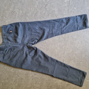 Dickies - Strl W34/L32, slim fit model. Byxorna är knappt använda.