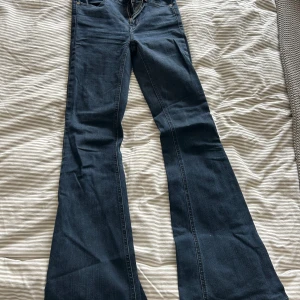 Stella McCartney  - Säljer ett par Stella McCartney jeans storlek 25 i bootcut modell. Jättefint skick. Köpt för ca 3000kr säljes för 700kr!