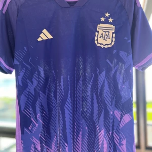 Argentina tröja - Säljer nu min Argentina tröja som aldrig är använd. Tröjan är i 10/10 skick. Och är aldrig använd.