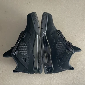 Jordan 4 Black Cats - Ett par j4 black cats st 42,5 som inte passar mig längre, skriv vid minsta intresse och skriv om du vill göra ett byte, kan också gå ner i pris vid snabbt köp