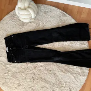 Fina fräscha svarta högmidhade bootcut jeans