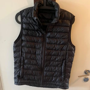 Väst - En snygg väst som aldrig kommer till användning då den är för liten. Den passar S men är i storlek XS. 