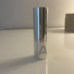 Caia bb-stick - Säljer detta Caia bb-sticket som har använts några gånger men inte direkt på ansiktet utan bara på handen. Skulle gissa på att det är ungefär 4/5 kvar av produkten. I färgen 10C, så fint men säljer då det inte kommer till användning💓