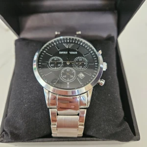 Armani klocka - Helt ny aldrig använd! Ny armani klocka inne! Har alla mått band på sig! Orginal pris 3600kr! Tyvärr finns inte orginal box men en vanlig behållare för klocka medföljer! Pris kan diskuteras  