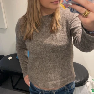 Vero Moda tröja - Säljer min jätte fina vero Moda tröja då den inte har kommit till användning på senaste!! Tröjan lite nopprig men de går att fixa med en nopper maskin💕skriv privat för fler bilder, pris kan diskuteras vid snabbt köp!💕💕