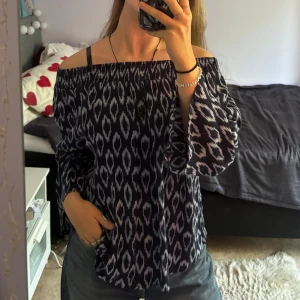 Mönstrad off-shoulder blus - Blåmönstrad, härligt luftig, off-shoulder blus från KappAhl med halvlånga ärmar. Storlek: S. Material: 100% Viskos. Har knappt används. :)