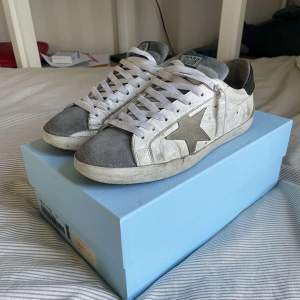 Säljer dessa sjukt feta Golden Goose skor! Väldigt bra skick i storlek 41 men passar även 42! Tyvärr inget og! Skriv pm vid funderingar! VILL GÄRNA BYTA MOT ANDRA DOJOR!!