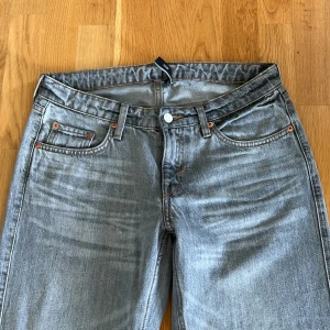 Lågmidjade gråa jeans🫶 - Perfekta jeans inför hösten, så bekväma och knappt använda 💓 Jag har vanligtvis 34/36 i jeans och är 175 och dessa passar perfekt i längden! Hör av er vid frågor!