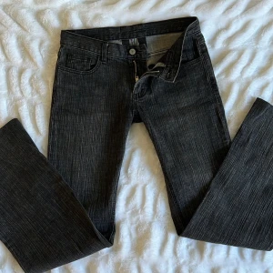 Brandy Melville Low waist Bootcut Jeans - Säljer dessa Brielle 90's från Brandy Melville i storlek S då de inte passar mig🩶 Använd ett fåtal gånger, väldigt bra skick! Passar S/M🖤 Har sytt upp 5 cm på dessa jeans! - Midjemått 70 cm (runt om!) - Innerbenslängd 75 cm