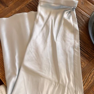 Ahlvar gallery kjol satin ljusblå - Ny! Ej använd! Ljusblå storlek small Nypris 2200.-