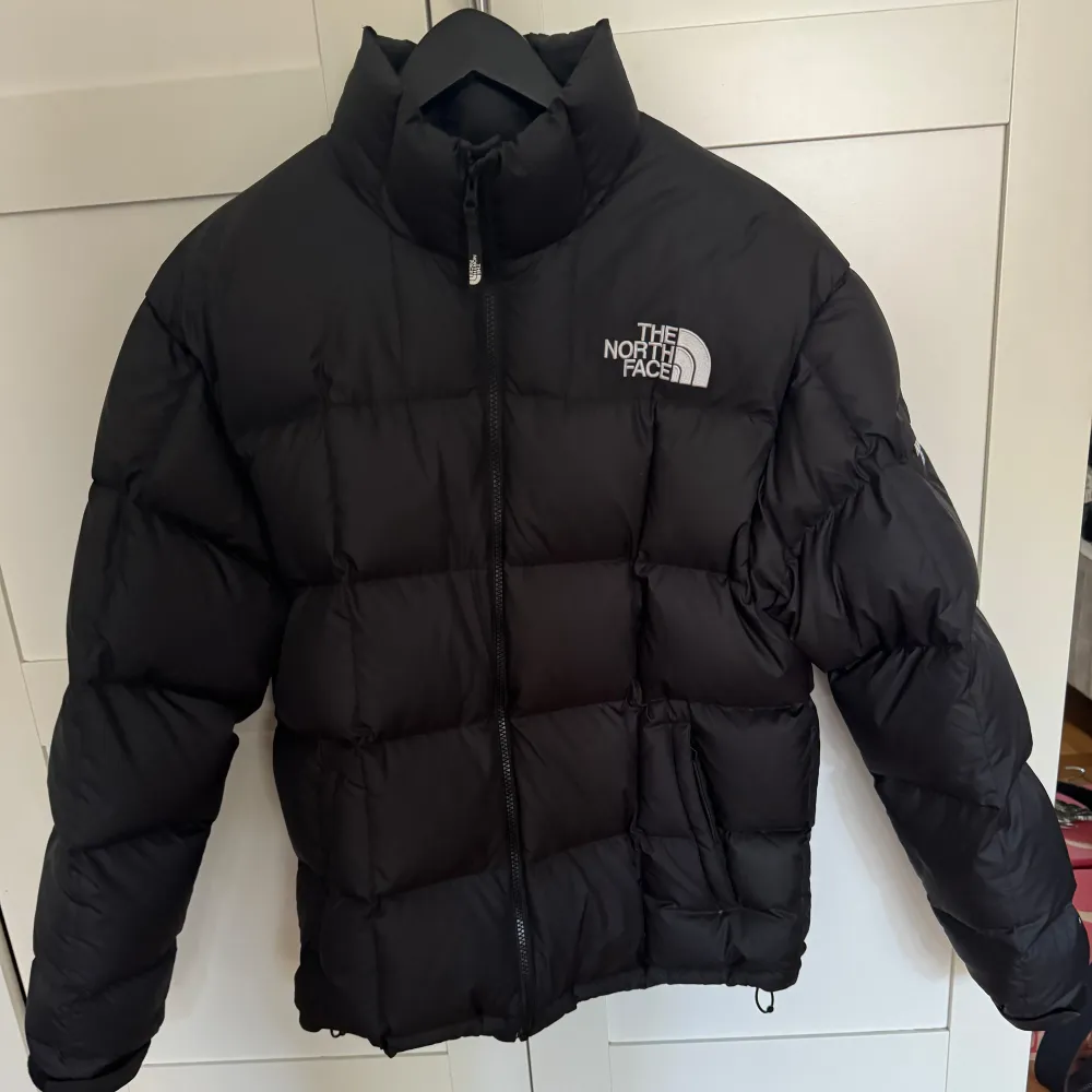 North Face pufferjacka i perfekt skick! Storlek S men passar mig bra som har M.. Jackor.