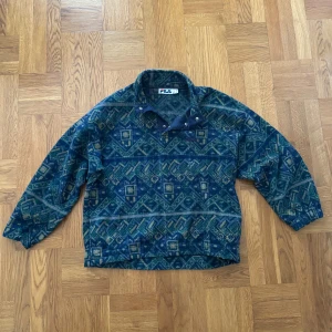 Vintage Fila fleece M/L - Vintage Fila fleece köpt second hand i Milano. Storlek M/L