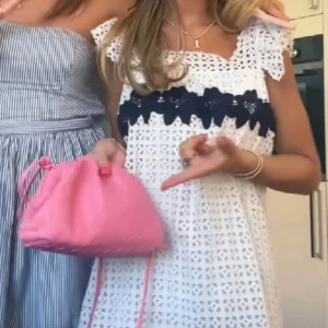 Zara klänning! - Såå snygg zara klänning som är väldigt eftertraktad🤩💗 Säljs inte längre🪽 Storlek M men passar Även XS och S❤️ lånade bilder!