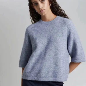 Trekvartärmad tröja - Superfin trekvartärmad i tröja i alpackaull från & Other Stories som inte säljs längre! Superfint skick💕 Nypris: 690