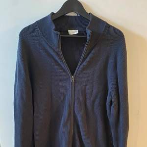 John Henric stickad full zip Bommull, cashmere  Nypris: 2000kr Använd 2-3 gånger Strlk L