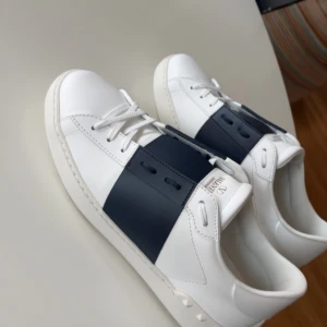 Valentinos  - Dessa skor köpte jag för 4,3 de är självklart äkta, de är ett bra skick på dom lite slitna i hälen men skicket på själva skon är riktigt bra. Sick 8,10 hör av er vid intresse och frågor mvh Hugo obs tar även i mot byten 😄