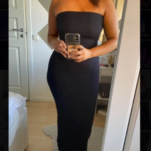 Långklänning  - Lång svart klänning med slits som är perfekt till sommarkvällar💋 Har ej använts Priset går alltid att diskutera 