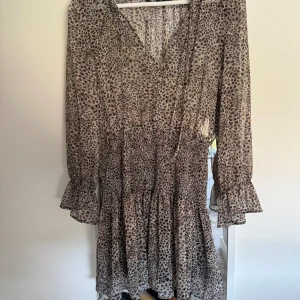 Leopard klänning - Säljer denna jättefina leopard klänning från zara! Köpt secondhand men i väldigt bra skick! Endast använd en gång sen jag fick den! Buda!!!
