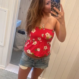 söt volangtopp  - söt topp från hollister som ine kommer  till användning längre💗