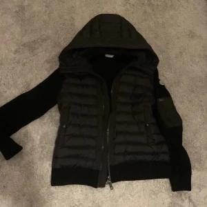 Moncler Cardigan - Hej. Säljer denna moncler cardigan tills super billigt pris då jag vill bli av med den snabbt. Har påse med. Size M sitter som S. 