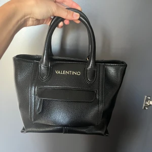 Valentino väska  - Säljer min Valentino väska i mycket bra skick. Köpt för ca 1 år sedan men är använd varsamt. Den är ifrån deras By Mario kollektion. 