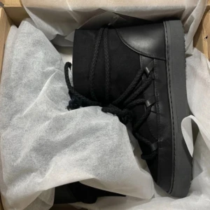 Inukii skor - Superfina inukiis som köptes förra vintern men användes 1-3 gånger! mycket bra skick. Köptes för 2999kr☺️💕kastade orginalboxen så den följer ej med. 