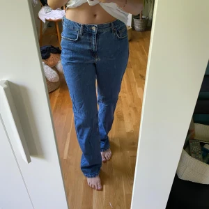 Mom jeans MANGO  - Säljer dessa Mom jeans från mango. Jeansen har ett litet hål i backfickan samt lite slitningar. Säljer jeansen då dom inte passar mig längre. 