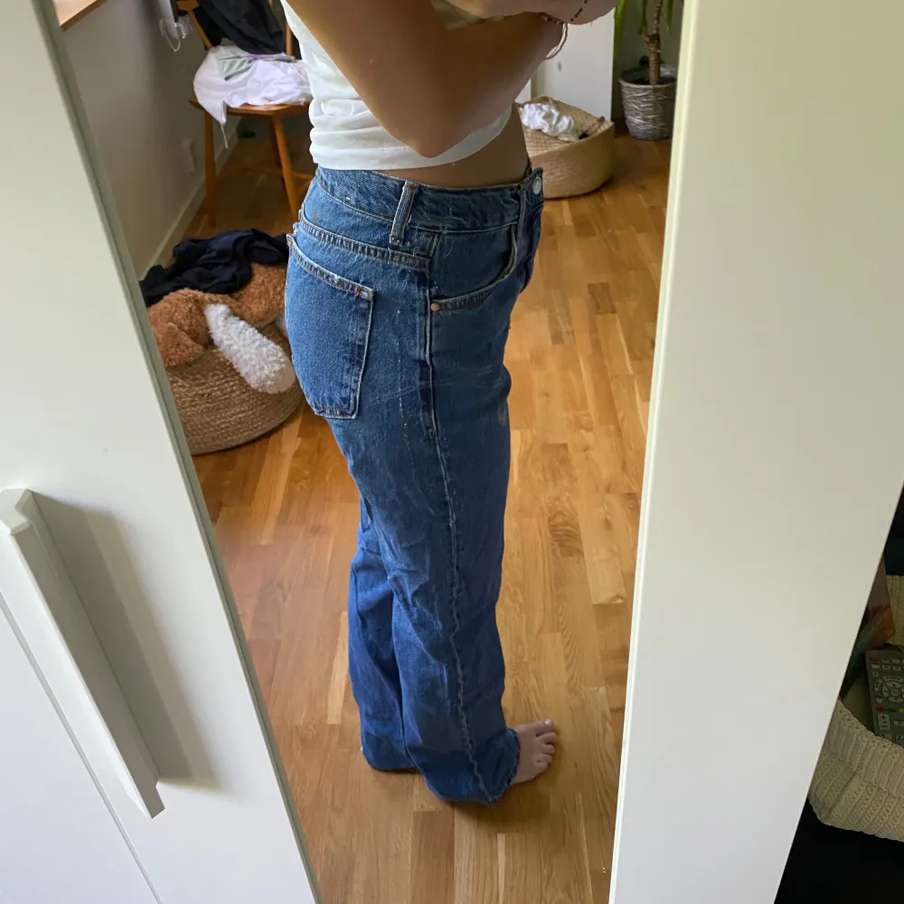 Säljer dessa coola Boyfriend jeans från Zara. Säljer dessa då dom tyvärr blivit för stora för mig.   DM för fler bilder och frågor!. Jeans & Byxor.