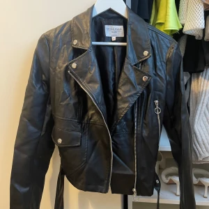 Faux Leather Jacka - Använt 1 gång. Fortfarande i bra form