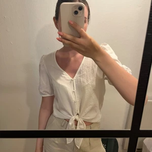 Vit blus från VERO MODA - Vit blus från  VERO MODA. Använd några gånger men inget fel på blusen