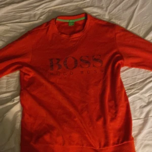 hugo boss långärmad - riktigt fin hugoboss tröja, väldigt tunn så den är perfekt för sommarvädret, slim fit. bra skick.