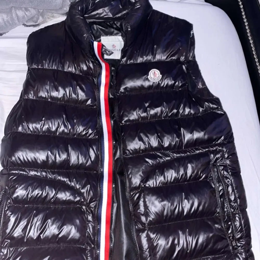 Riktigt snygg moncler väst Buda ! . Jackor.