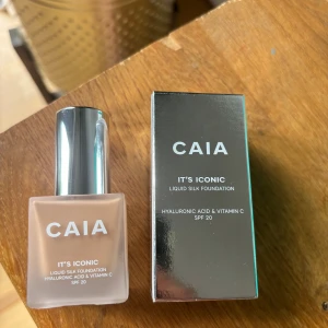 Caia foundation  - Caia its iconic foundation i färgen 2C. 