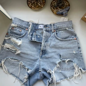 Shorts - Jag säljer dessa fina shorts från zara. Det är i storlek 36💙💙