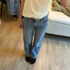 Straight jeans - Straight perfect jeans från gina tricot i storlek 32 ❤️