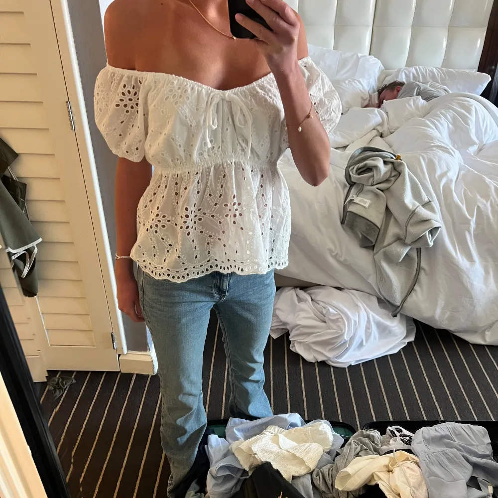Säljer denna superfina blus ifrån monteau los angeles i storlek m men passar mig perfekt som brukar ha s. Man kan ha den of shoulder eller som vanligt. Den är helt ny med prislapp kvar. Nypris 500 kr Mitt pris 350 kr. Puserot.