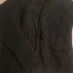 Kofta - Säljer denna söta kofta med ”fejk” fickor fram, fransar längst ner och vid fickornas kant samt ett snöra man kan göra en rosett av i mitten, oklart vilket märke🩷