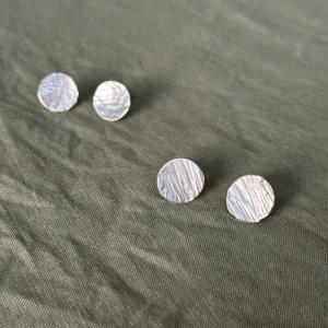 Örhängen 925 silver - Örhängen i 925 silver välj 1 eller 2 beroende på om du vill ha streck eller prickar 