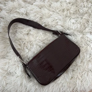 Handväska  - Knappt använd. Rödbrun färg