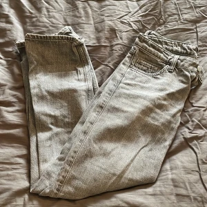 Lågmidjade weekday jeans low arrow - Lågmidjade gråa jeans från weekday i modellen low arrow. Använda ett fåtal gånger och har inga defekter. 