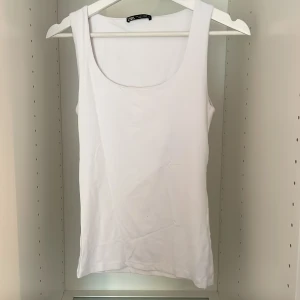 Linne - Vitt linne med en fin skärning i halsen. Använd fåtal gången och inga defekter. Är från Zara.