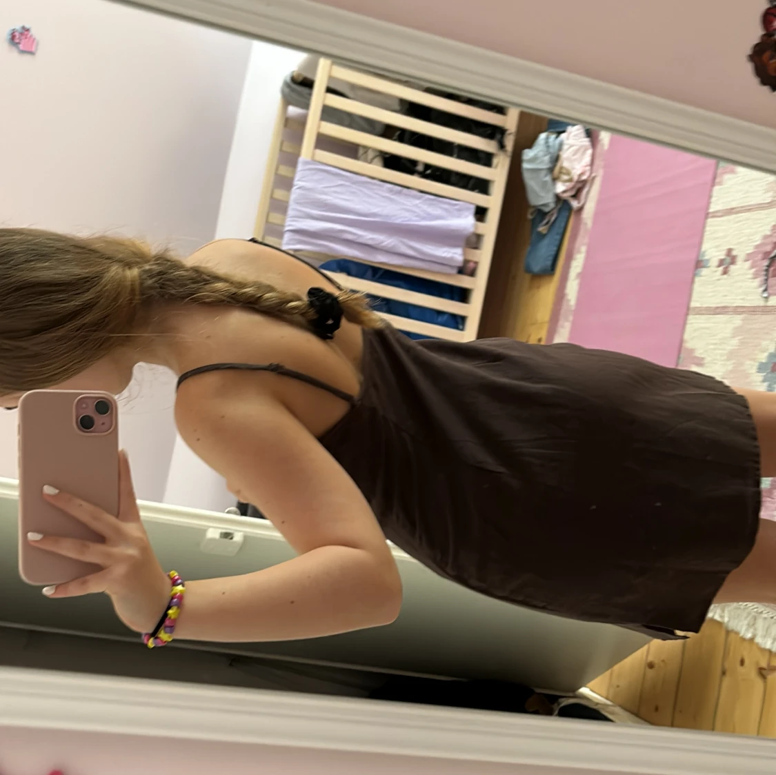 Mörkbrun klänning med slits - 91