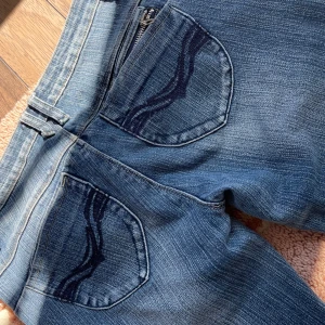 Såå snygga jeans😍  - Köpte dom på vinted men tyvärr så passade dom inte mig❤️   Midjemått rakt över: ca 35 Innerbenslängd: ca 73