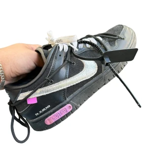 Off-white Nike Dunk Low (LOT50) dsvdv - Skitfeta off-white dunks LOT 50, från lot 1-50 serien. Du vet varför dom är billiga…🙉 Använda ca 10 gånger men passar inte mig längre. SKRIV VID FRÅGOR, FRAKTAR ALLTID SAMMA DAG!💯