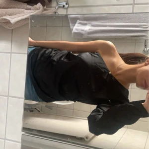 One shoulder top - Har vanligtvis xs eller s men denna sitter bra på som M (för referens), från bikbok 💕