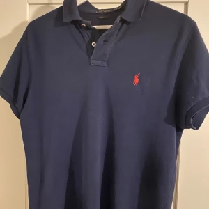 Polo piké  - Tja säljer den för att den är för liten skick 9/10 nästan som ny skriv till mig om frågor eller funderingar 
