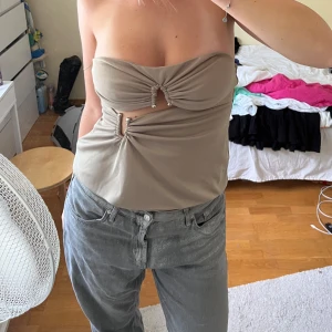 Zara topp - Supersnygg helt oanvänd zara topp med silverdetaljer.